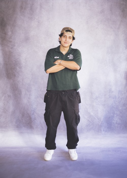 Chepi con polo verde y gorra beige