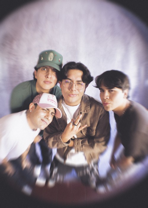 Los cuatro integrantes con efecto fisheye