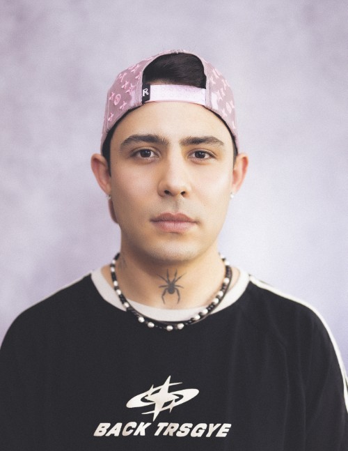 RON con gorra rosa